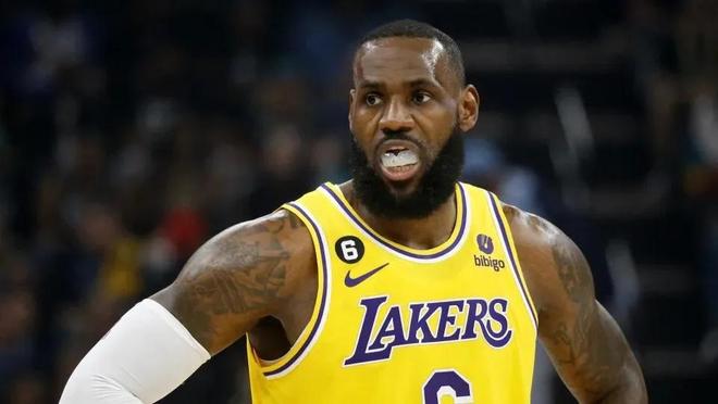 双方在中场 双方在中场